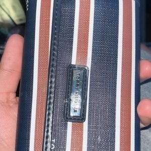 BEAUTIFUL AND BRAND NEW! Tommy Hilfiger Leather Wallet Trifold. Tag Attached.